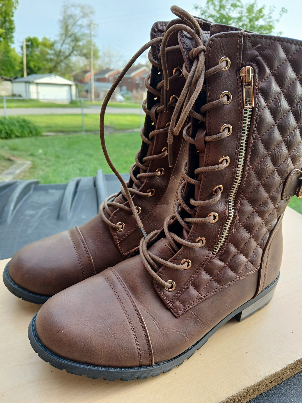 Women Size 10 Quilted Lace-Up Combat Boots - Brown